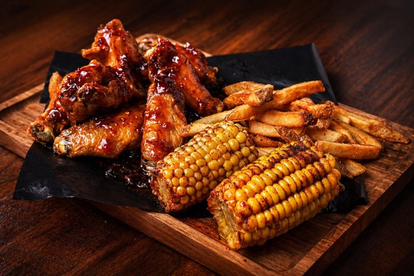 Alitas BBQ con elote y papas